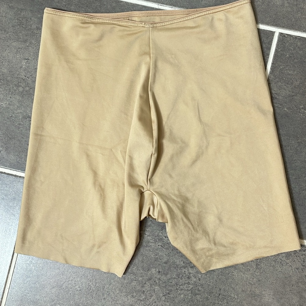 Spanx Shaping Tummy‎ Control Mid Thigh
Short size Large - Picture 2 of 9